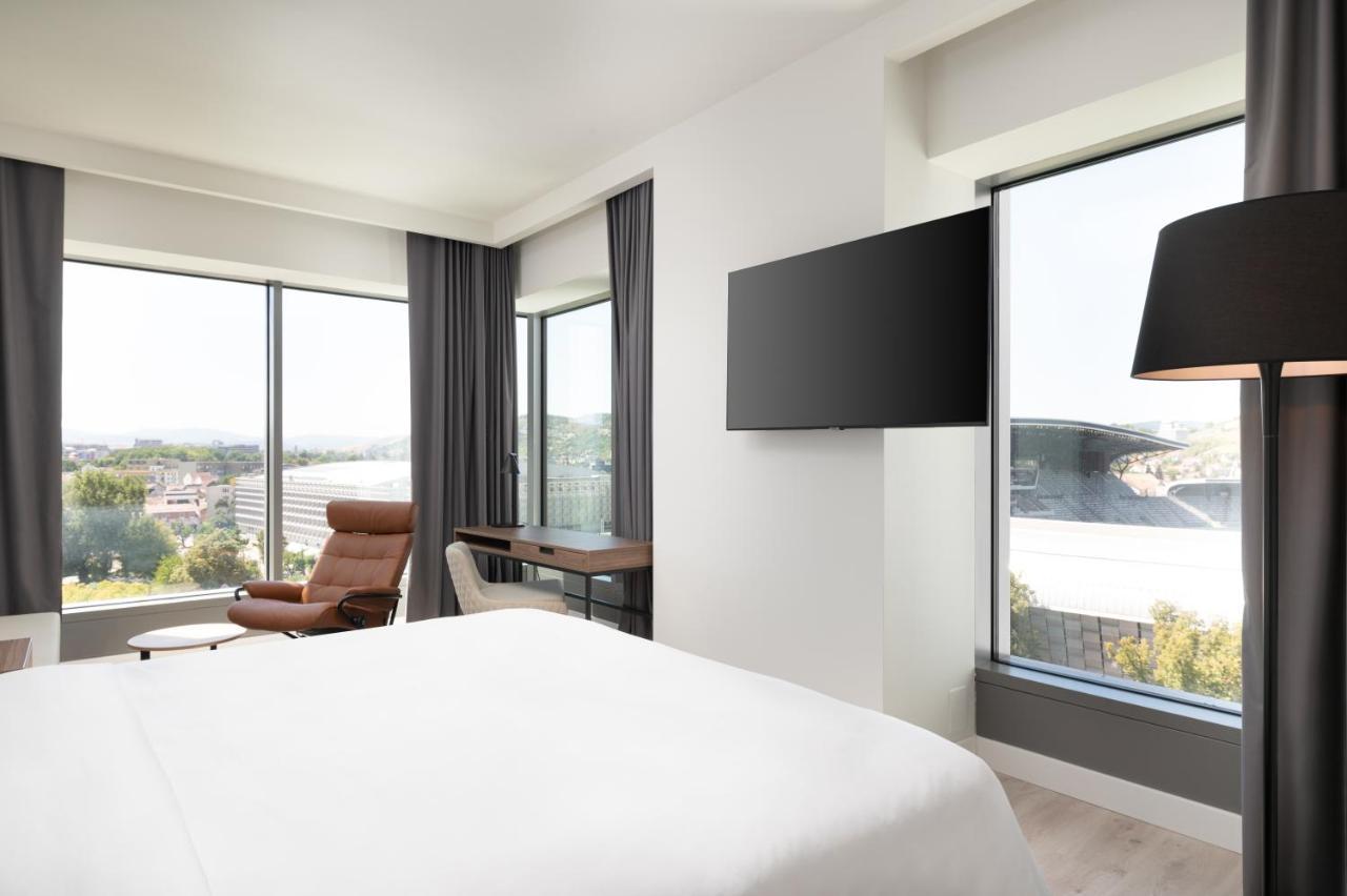 Radisson Blu Hotel, Cluj Exterior foto A bedroom at the hotel